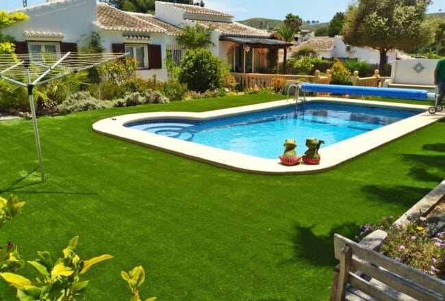 Césped artificial Provenza - jardín con piscina